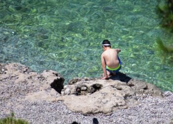 Αντίδοτο στη ζέστη οι δροσερές θάλασσες (φωτ.: EUROKINISSI / Βασίλης Παπαδόπουλος)