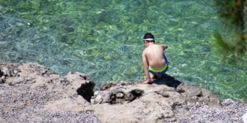 Αντίδοτο στη ζέστη οι δροσερές θάλασσες (φωτ.: EUROKINISSI / Βασίλης Παπαδόπουλος)