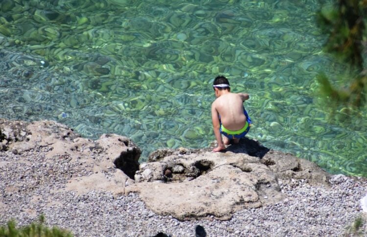 Αντίδοτο στη ζέστη οι δροσερές θάλασσες (φωτ.: EUROKINISSI / Βασίλης Παπαδόπουλος)