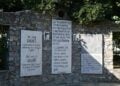 Αντίγραφα των πινακίδων των ναζί υπάρχουν σήμερα στη μαρτυρική Κάνδανο (φωτ.: EUROKINISSI / Μιχάλης Καραγιάννης)