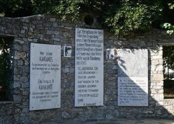 Αντίγραφα των πινακίδων των ναζί υπάρχουν σήμερα στη μαρτυρική Κάνδανο (φωτ.: EUROKINISSI / Μιχάλης Καραγιάννης)