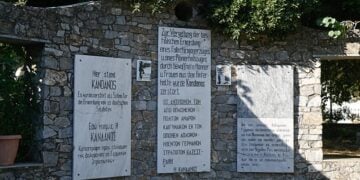 Αντίγραφα των πινακίδων των ναζί υπάρχουν σήμερα στη μαρτυρική Κάνδανο (φωτ.: EUROKINISSI / Μιχάλης Καραγιάννης)