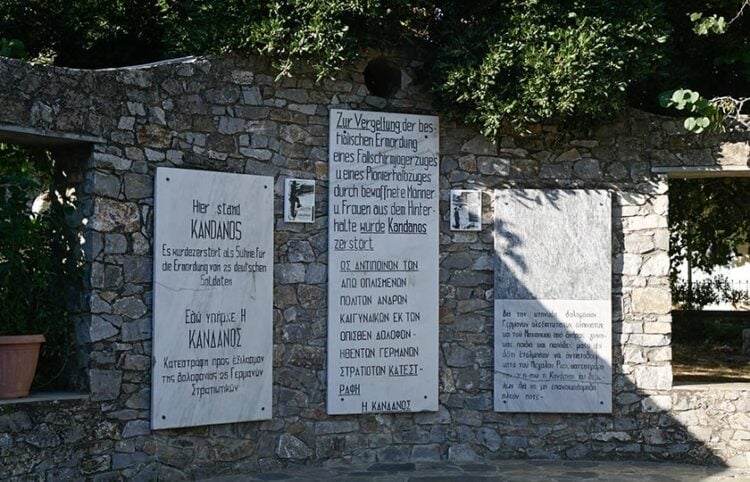 Αντίγραφα των πινακίδων των ναζί υπάρχουν σήμερα στη μαρτυρική Κάνδανο (φωτ.: EUROKINISSI / Μιχάλης Καραγιάννης)