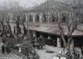 Είσοδος του αστικού σιδηροδρομικού σταθμού Κασαμπά της Σμύρνης, 1895 (φωτ.: Αρχείο Δ. Θωμαδάκη)