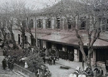 Είσοδος του αστικού σιδηροδρομικού σταθμού Κασαμπά της Σμύρνης, 1895 (φωτ.: Αρχείο Δ. Θωμαδάκη)