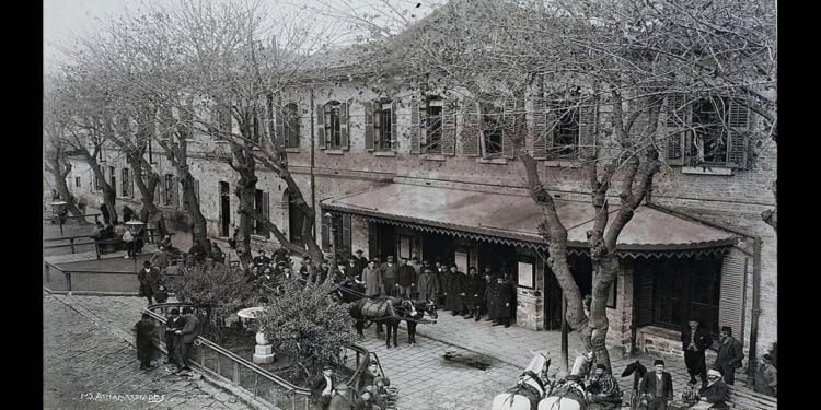 Είσοδος του αστικού σιδηροδρομικού σταθμού Κασαμπά της Σμύρνης, 1895 (φωτ.: Αρχείο Δ. Θωμαδάκη)