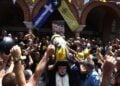 Το φέρετρο ήταν καλυμμένο με τη σημαία με τον δικέφαλο αετό (φωτ.: EUROKINISSI/Μάρκος Χουζούρης)