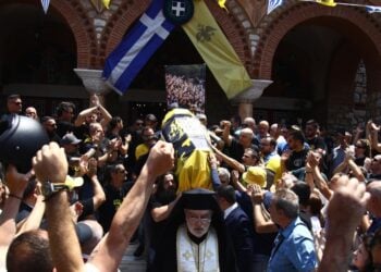 Το φέρετρο ήταν καλυμμένο με τη σημαία με τον δικέφαλο αετό (φωτ.: EUROKINISSI/Μάρκος Χουζούρης)