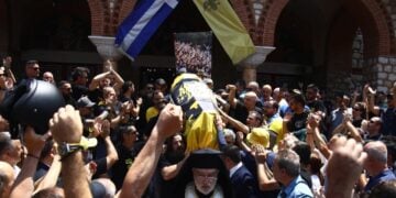 Το φέρετρο ήταν καλυμμένο με τη σημαία με τον δικέφαλο αετό (φωτ.: EUROKINISSI/Μάρκος Χουζούρης)