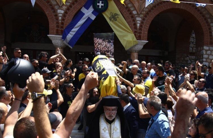 Το φέρετρο ήταν καλυμμένο με τη σημαία με τον δικέφαλο αετό (φωτ.: EUROKINISSI/Μάρκος Χουζούρης)