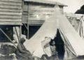 Σκηνές και παραπήγματα στον προσφυγικό συνοικισμό της Κοκκινιάς, περ. 1923. Η φωτογραφία είναι των Τσολάκ και Χμαϊάκ Διλδιλιάν (πηγή: The Dildilian Family Archive)