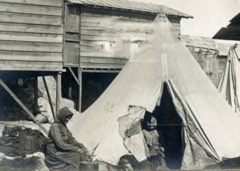 Σκηνές και παραπήγματα στον προσφυγικό συνοικισμό της Κοκκινιάς, περ. 1923. Η φωτογραφία είναι των Τσολάκ και Χμαϊάκ Διλδιλιάν (πηγή: The Dildilian Family Archive)