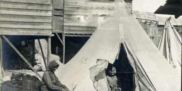 Σκηνές και παραπήγματα στον προσφυγικό συνοικισμό της Κοκκινιάς, περ. 1923. Η φωτογραφία είναι των Τσολάκ και Χμαϊάκ Διλδιλιάν (πηγή: The Dildilian Family Archive)