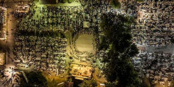 Εντυπωσιακή αεροφωτογραφία από το 27ο Ποντιακό Πολιτιστικό Τριήμερο (φωτ.: facebook / Εύξεινος Πόντος Κορινού Πιερίας / Νίκος Κοταρίδης)