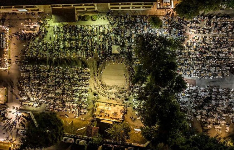 Εντυπωσιακή αεροφωτογραφία από το 27ο Ποντιακό Πολιτιστικό Τριήμερο (φωτ.: facebook / Εύξεινος Πόντος Κορινού Πιερίας / Νίκος Κοταρίδης)