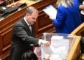 Ο Κώστας Αχ. Καραμανλή στη διάρκεια της ψηφοφορίας (φωτ.: EUROKINISSI/Μιχάλης Παπαδόπουλος)
