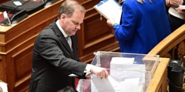 Ο Κώστας Αχ. Καραμανλή στη διάρκεια της ψηφοφορίας (φωτ.: EUROKINISSI/Μιχάλης Παπαδόπουλος)