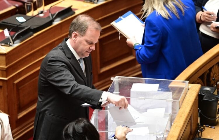 Ο Κώστας Αχ. Καραμανλή στη διάρκεια της ψηφοφορίας (φωτ.: EUROKINISSI/Μιχάλης Παπαδόπουλος)