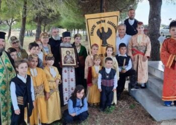 Μέλη του Συλλόγου Ποντίων Λακκώματος με την ιερή εικόνα (φωτ.: facebook/Δέσποινα Στεφανίδου)