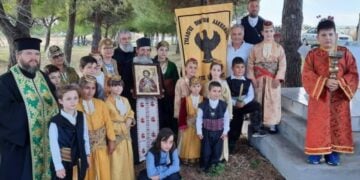 Μέλη του Συλλόγου Ποντίων Λακκώματος με την ιερή εικόνα (φωτ.: facebook/Δέσποινα Στεφανίδου)
