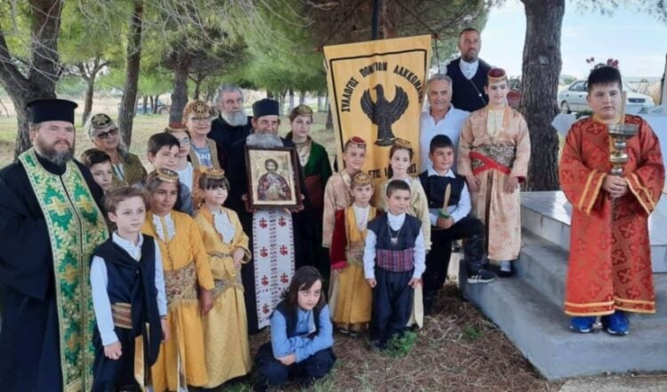 Μέλη του Συλλόγου Ποντίων Λακκώματος με την ιερή εικόνα (φωτ.: facebook/Δέσποινα Στεφανίδου)