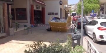 Ταινία της αστυνομίας έξω από το κατάστημα όπου διαπράχθηκε το έγκλημα (φωτ.: glomex)