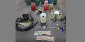 Χρήματα και μπιτόνια ανάμεσα στα κατασχεμένα αντικείμενα της οργάνωσης (φωτ.: Ελληνική Αστυνομία)
