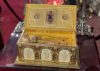 Το λείψανο από το χέρι του Αγίου Ευγένιου του Τραπεζούντιου (φωτ.: Ιερά Μητρόπολη Νέας Κρήνης και Καλαμαριάς)