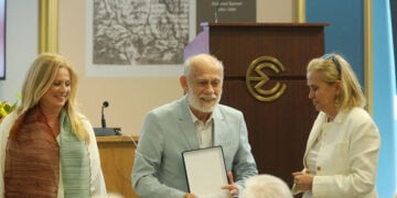 Η πρόεδρος της ΕΣΗΕΑ Μαρία Αντωνιάδου  βραβεύει τον Γιώργο Λιάνη (φωτ.: ΑΠΕ-ΜΠΕ / Αλέξανδρος Βλάχος)