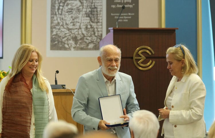 Η πρόεδρος της ΕΣΗΕΑ Μαρία Αντωνιάδου  βραβεύει τον Γιώργο Λιάνη (φωτ.: ΑΠΕ-ΜΠΕ / Αλέξανδρος Βλάχος)