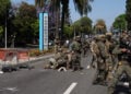 Συλλήψεις διαδηλωτών στο προάστιο Πάραμαουντ του Λος Άντζελες (φωτ.: EPA / Allison Dinner)