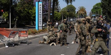 Συλλήψεις διαδηλωτών στο προάστιο Πάραμαουντ του Λος Άντζελες (φωτ.: EPA / Allison Dinner)