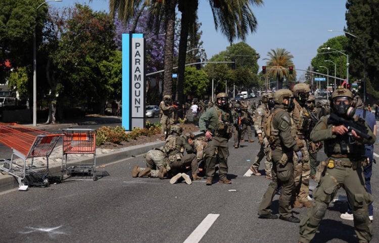 Συλλήψεις διαδηλωτών στο προάστιο Πάραμαουντ του Λος Άντζελες (φωτ.: EPA / Allison Dinner)
