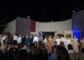 Από το φινάλε της παράστασης «Λωξάντρα», της θεατρικής ομάδας του Κέντρου Έρευνας και Μελέτης της Μικρασιατικής Ερυθραίας (φωτ.: theatromusicbooks.blogspot.com)