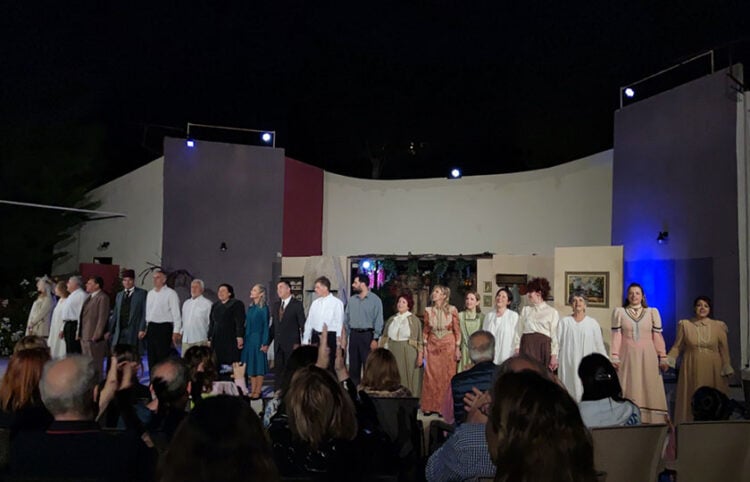Από το φινάλε της παράστασης «Λωξάντρα», της θεατρικής ομάδας του Κέντρου Έρευνας και Μελέτης της Μικρασιατικής Ερυθραίας (φωτ.: theatromusicbooks.blogspot.com)