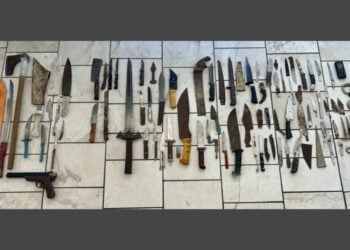 Ολόκληρο οπλοστάσιο από μαχαίρια βρέθηκε στο σπίτι του 42χρονου (φωτ.: Ελληνική Αστυνομία)