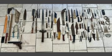 Ολόκληρο οπλοστάσιο από μαχαίρια βρέθηκε στο σπίτι του 42χρονου (φωτ.: Ελληνική Αστυνομία)