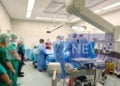 Γιατροί και νοσηλεύτριες τιμούν τον 14χρονο Σπύρο πριν προχωρήσουν στη λήψη των οργάνων του (φωτ.: ΕΡΤ)