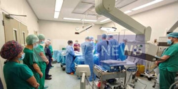 Γιατροί και νοσηλεύτριες τιμούν τον 14χρονο Σπύρο πριν προχωρήσουν στη λήψη των οργάνων του (φωτ.: ΕΡΤ)