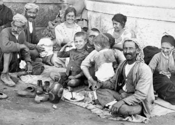 Οικογένειες σε καταυλισμό στην Ερμούπολη. Από τις πρώτες μέρες της εγκατάστασης (φωτ.: Βιβλιοθήκη του Κογκρέσου)