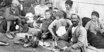 Οικογένειες σε καταυλισμό στην Ερμούπολη. Από τις πρώτες μέρες της εγκατάστασης (φωτ.: Βιβλιοθήκη του Κογκρέσου)