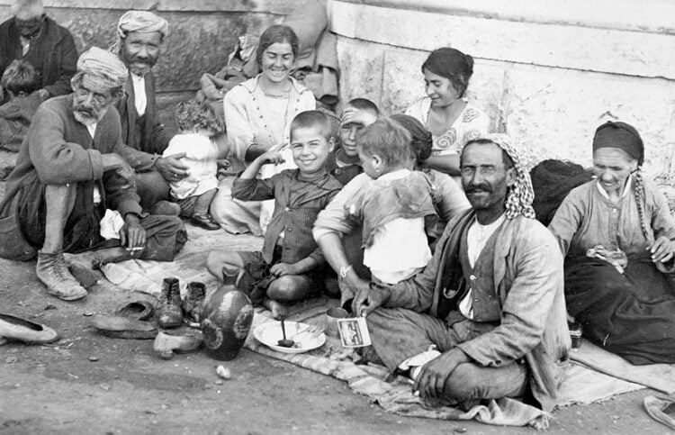 Οικογένειες σε καταυλισμό στην Ερμούπολη. Από τις πρώτες μέρες της εγκατάστασης (φωτ.: Βιβλιοθήκη του Κογκρέσου)