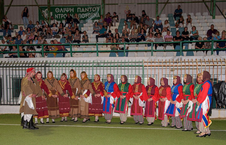 Στιγμιότυπο από το 6ο Πανελλήνιο Αντάμωμα Μικρασιατικών Συλλόγων, στο γήπεδο του Παναθλητικού Ομίλου Ατσαλένιου (φωτ.: Δήμος Ηρακλείου)