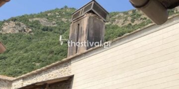 Καμινάδα που έχει υποστεί ζημιές στη Μονή Σίμωνος Πέτρας (φωτ.: thestival.gr)
