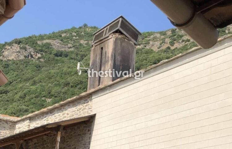 Καμινάδα που έχει υποστεί ζημιές στη Μονή Σίμωνος Πέτρας (φωτ.: thestival.gr)