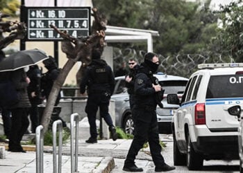 Απολογία στον ανακριτή των δύο συλληφθέντων για τις δολοφονίες των Βασίλη Ρουμπέτη και Γιάννη Σκαφτούρου (φωτ.: EUROKINISSI / Κώστας Τζούμας)
