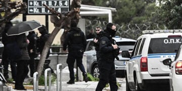 Απολογία στον ανακριτή των δύο συλληφθέντων για τις δολοφονίες των Βασίλη Ρουμπέτη και Γιάννη Σκαφτούρου (φωτ.: EUROKINISSI / Κώστας Τζούμας)