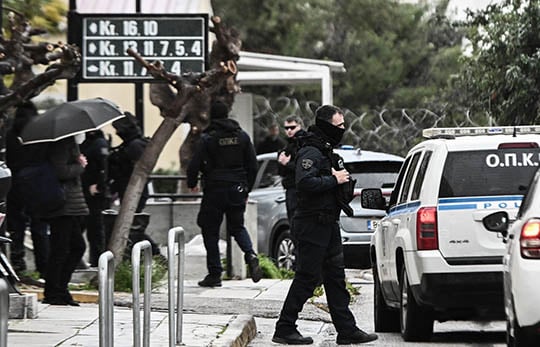 Απολογία στον ανακριτή των δύο συλληφθέντων για τις δολοφονίες των Βασίλη Ρουμπέτη και Γιάννη Σκαφτούρου (φωτ.: EUROKINISSI / Κώστας Τζούμας)