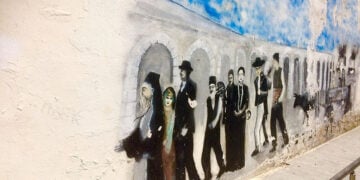Γκράφιτι στην Ορεστιάδα με θέμα την προσφυγιά των Ελλήνων και την αποχώρηση από την Ανατολική Θράκη (πηγή: Wikipedia)
