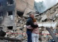Θρήνος στα συντρίμμια στο Κίεβο (φωτ.: radiosvoboda.org)